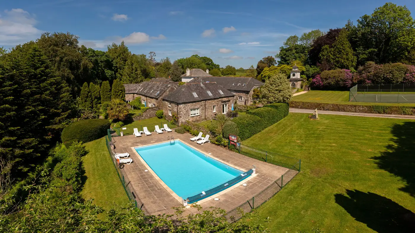Deer Park Cottage next to heated outdoor swimming pool