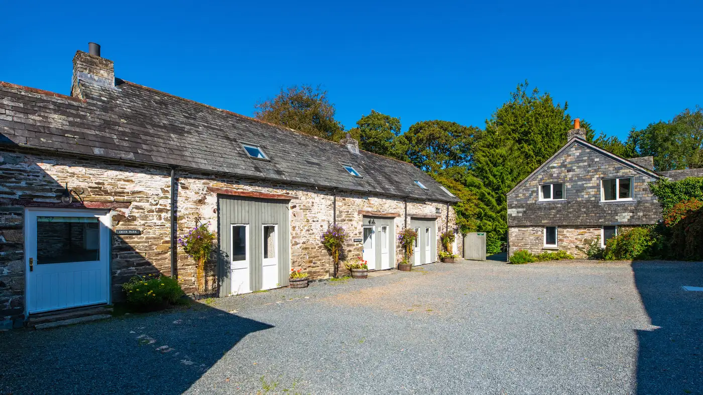 Treworgey Manor Holiday Cottages - Communal Courtyard